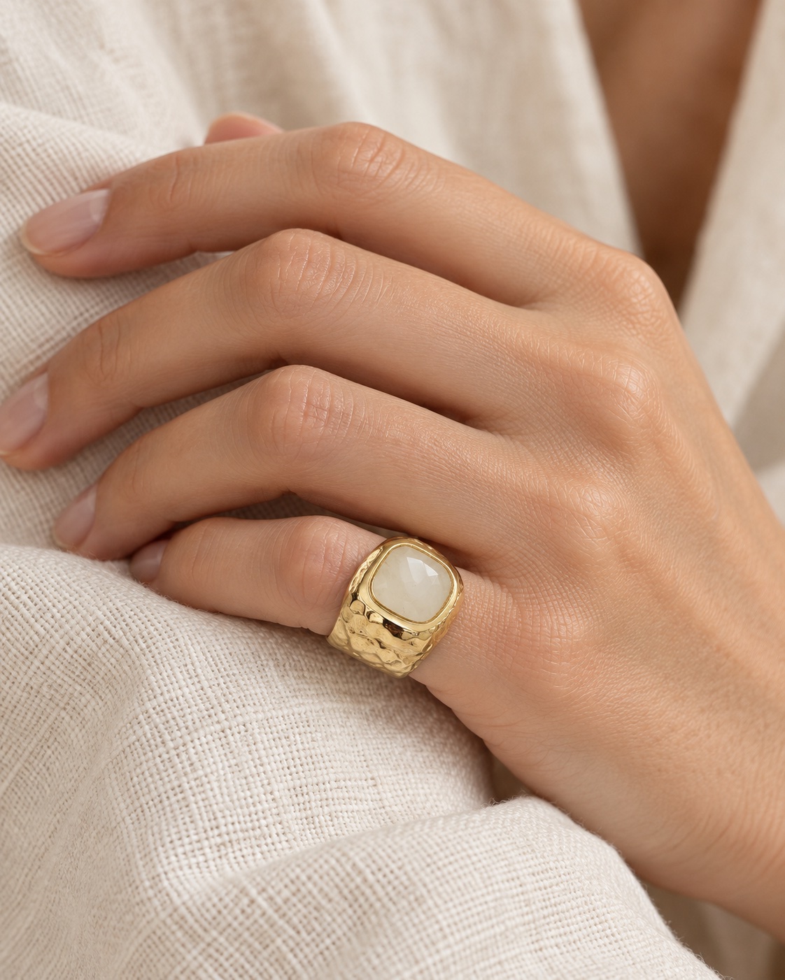 Anello Medea con quarzo bianco indossato al mignolo