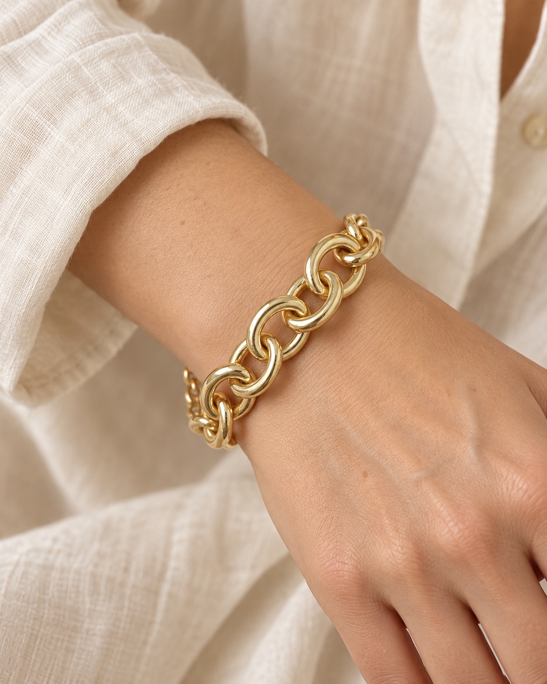 Bracciale Nisida grande dorato indossato al polso